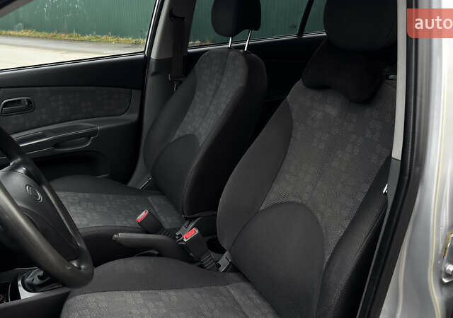 Серый Киа Рио, объемом двигателя 1.4 л и пробегом 131 тыс. км за 4650 $, фото 9 на Automoto.ua