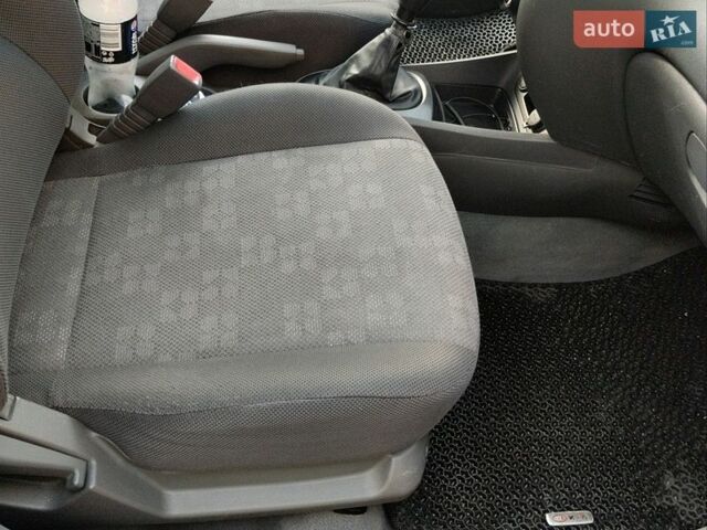 Серый Киа Рио, объемом двигателя 1.4 л и пробегом 135 тыс. км за 4500 $, фото 10 на Automoto.ua