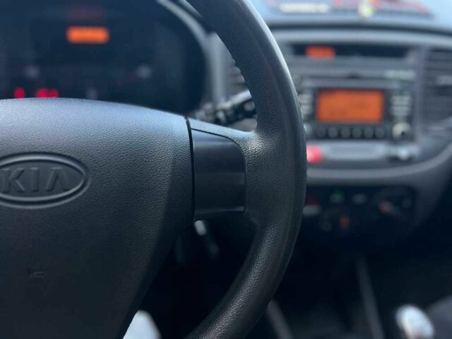 Серый Киа Рио, объемом двигателя 1.4 л и пробегом 135 тыс. км за 5778 $, фото 13 на Automoto.ua