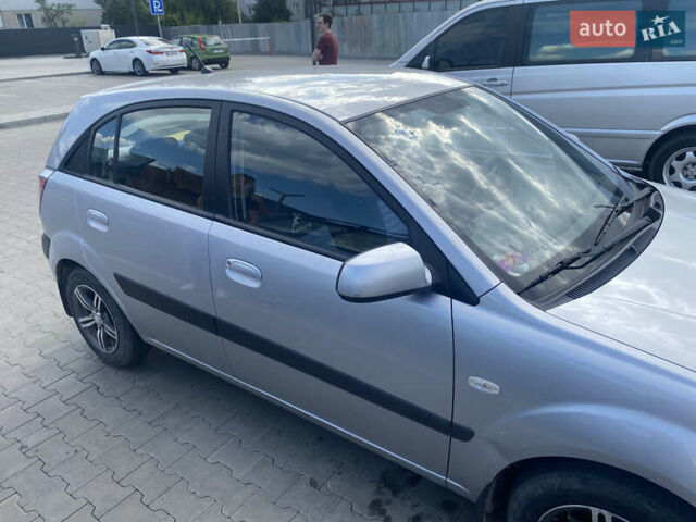 Сірий Кіа Ріо, об'ємом двигуна 1.4 л та пробігом 40 тис. км за 5800 $, фото 3 на Automoto.ua