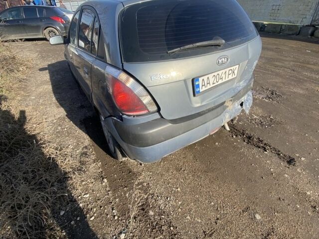 Серый Киа Рио, объемом двигателя 1.4 л и пробегом 200 тыс. км за 2200 $, фото 2 на Automoto.ua