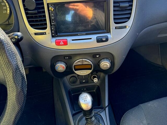 Серый Киа Рио, объемом двигателя 1.4 л и пробегом 196 тыс. км за 4450 $, фото 10 на Automoto.ua