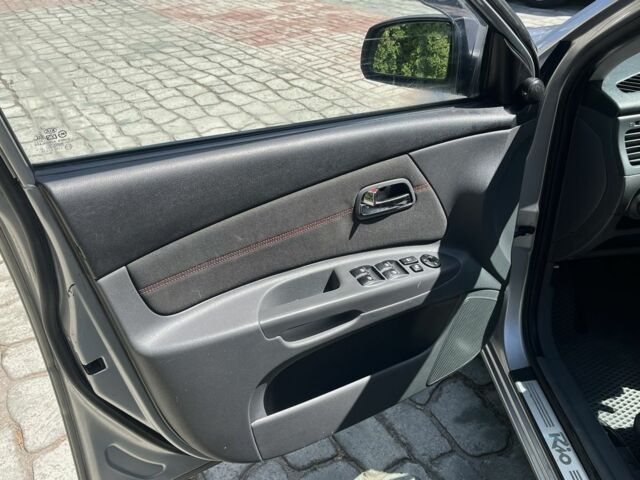 Серый Киа Рио, объемом двигателя 1.4 л и пробегом 174 тыс. км за 3999 $, фото 9 на Automoto.ua