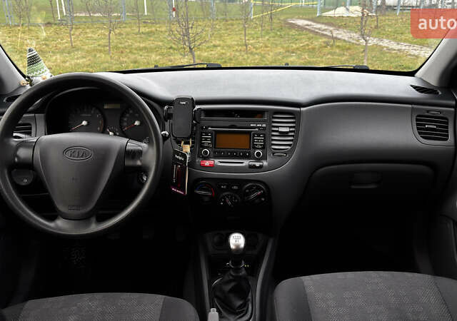 Серый Киа Рио, объемом двигателя 1.4 л и пробегом 131 тыс. км за 4650 $, фото 10 на Automoto.ua