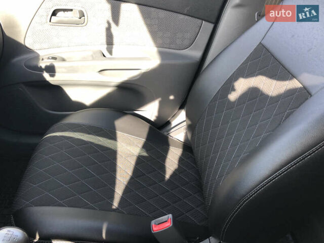 Киа Рио 2009 в Хмельницком на Automoto.ua Серый Киа Рио, объемом двигателя 1.4 л и пробегом 155 тыс. км за 5800 $, фото 17 на Automoto.ua