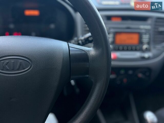 Серый Киа Рио, объемом двигателя 1.4 л и пробегом 137 тыс. км за 5800 $, фото 13 на Automoto.ua
