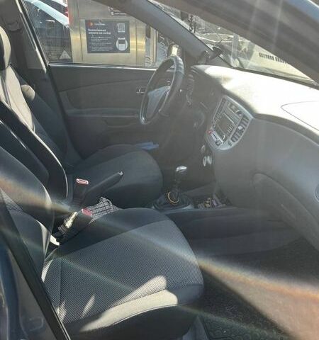 Серый Киа Рио, объемом двигателя 1.4 л и пробегом 221 тыс. км за 3500 $, фото 7 на Automoto.ua