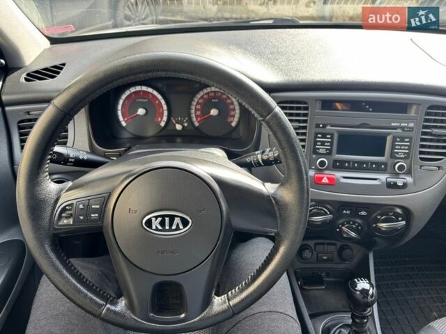Сірий Кіа Ріо, об'ємом двигуна 1.4 л та пробігом 165 тис. км за 4600 $, фото 14 на Automoto.ua