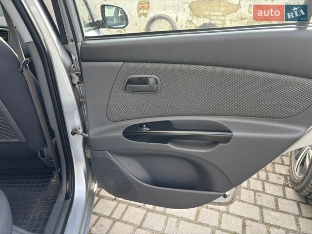 Сірий Кіа Ріо, об'ємом двигуна 1.4 л та пробігом 165 тис. км за 4600 $, фото 10 на Automoto.ua