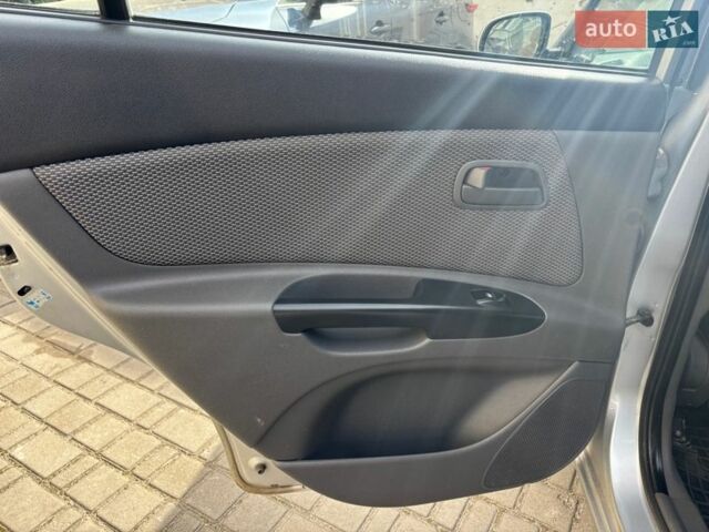 Сірий Кіа Ріо, об'ємом двигуна 1.4 л та пробігом 165 тис. км за 4600 $, фото 12 на Automoto.ua