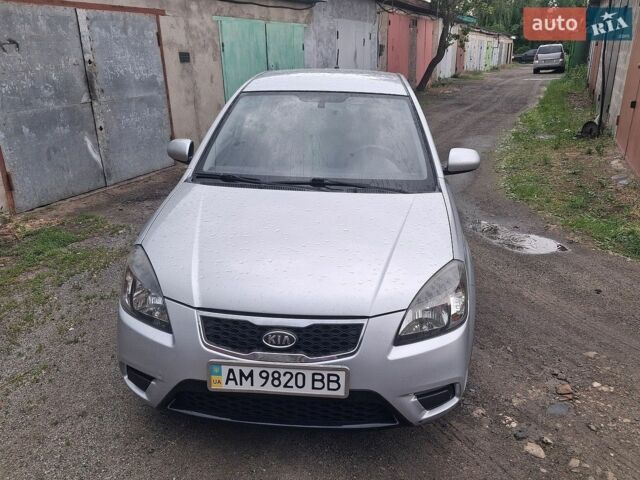 Серый Киа Рио, объемом двигателя 1.4 л и пробегом 130 тыс. км за 5000 $, фото 1 на Automoto.ua