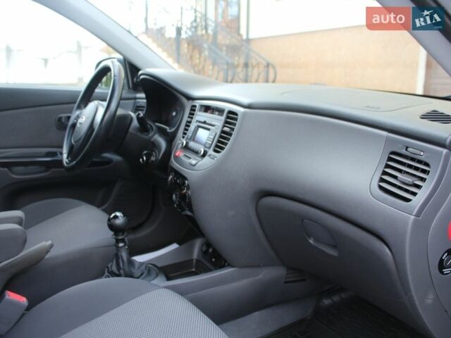 Сірий Кіа Ріо, об'ємом двигуна 1.4 л та пробігом 165 тис. км за 5590 $, фото 91 на Automoto.ua