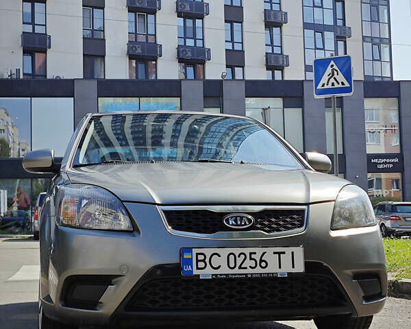 Сірий Кіа Ріо, об'ємом двигуна 1.4 л та пробігом 213 тис. км за 6000 $, фото 3 на Automoto.ua