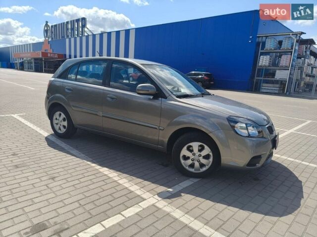 Сірий Кіа Ріо, об'ємом двигуна 1.6 л та пробігом 207 тис. км за 6490 $, фото 3 на Automoto.ua
