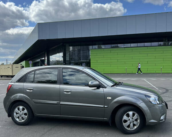 Серый Киа Рио, объемом двигателя 1.4 л и пробегом 128 тыс. км за 6800 $, фото 5 на Automoto.ua