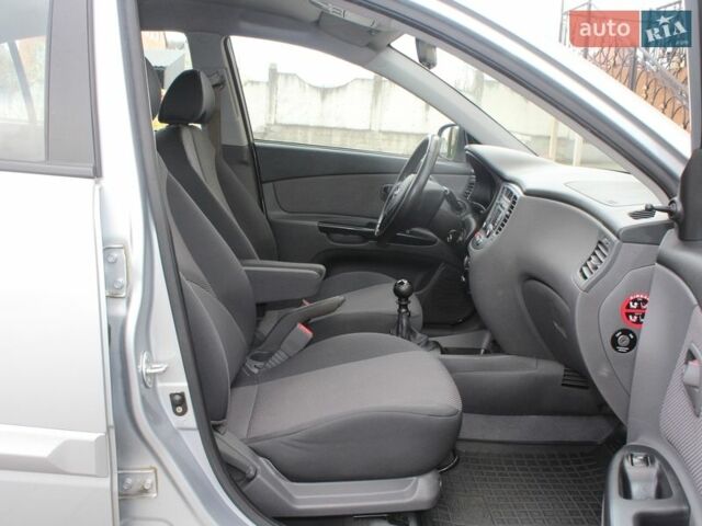 Сірий Кіа Ріо, об'ємом двигуна 1.4 л та пробігом 165 тис. км за 5590 $, фото 88 на Automoto.ua