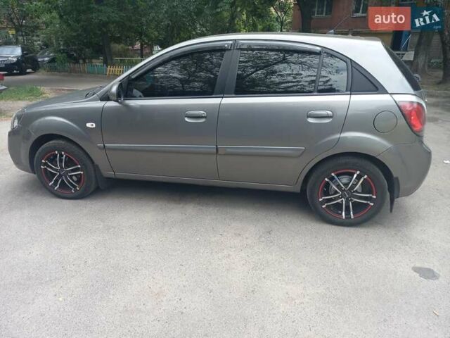 Сірий Кіа Ріо, об'ємом двигуна 1.4 л та пробігом 330 тис. км за 4700 $, фото 2 на Automoto.ua