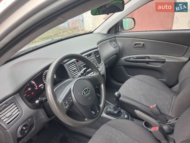 Серый Киа Рио, объемом двигателя 1.4 л и пробегом 130 тыс. км за 5000 $, фото 7 на Automoto.ua