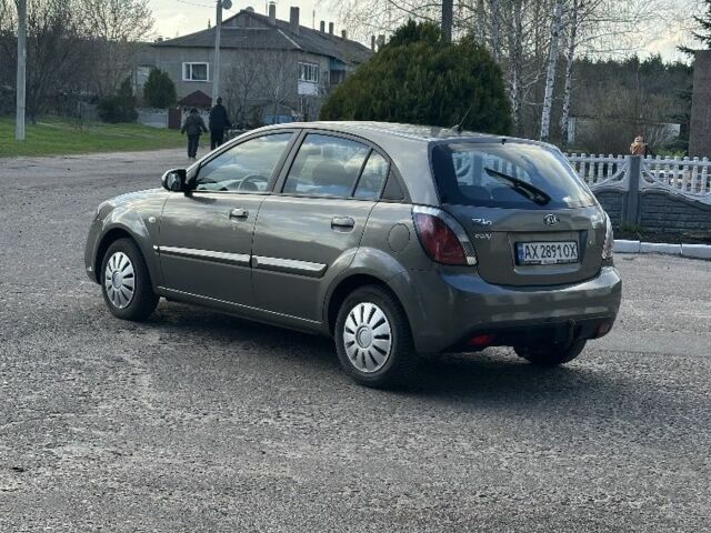 Сірий Кіа Ріо, об'ємом двигуна 1.4 л та пробігом 210 тис. км за 5200 $, фото 4 на Automoto.ua