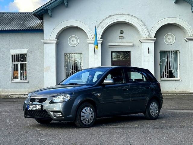 Сірий Кіа Ріо, об'ємом двигуна 1.4 л та пробігом 210 тис. км за 5200 $, фото 2 на Automoto.ua