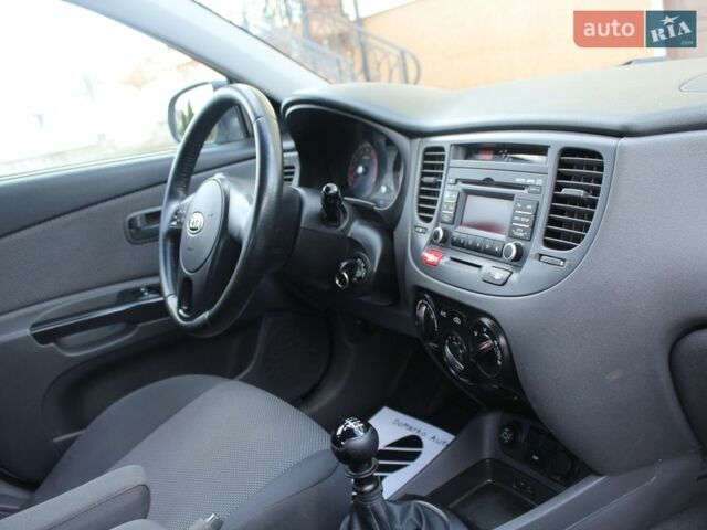 Сірий Кіа Ріо, об'ємом двигуна 1.4 л та пробігом 165 тис. км за 5590 $, фото 92 на Automoto.ua