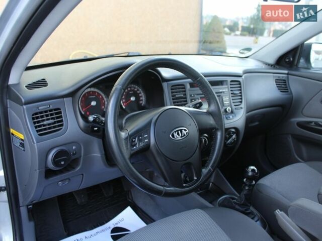 Сірий Кіа Ріо, об'ємом двигуна 1.4 л та пробігом 165 тис. км за 5590 $, фото 54 на Automoto.ua