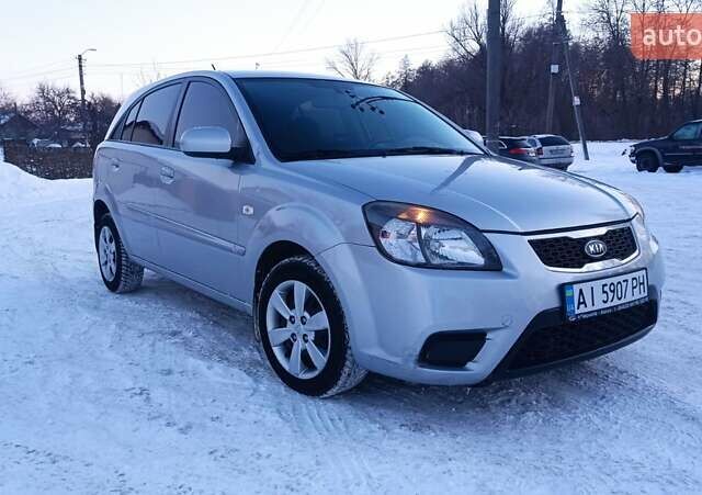 Серый Киа Рио, объемом двигателя 1.4 л и пробегом 240 тыс. км за 4500 $, фото 3 на Automoto.ua