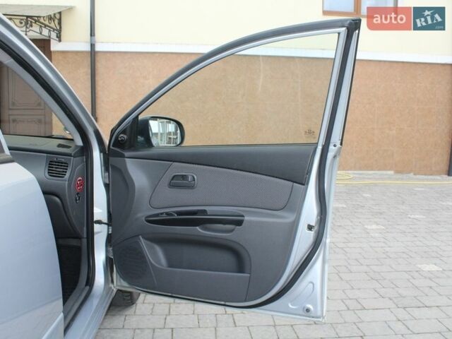 Сірий Кіа Ріо, об'ємом двигуна 1.4 л та пробігом 165 тис. км за 5590 $, фото 87 на Automoto.ua