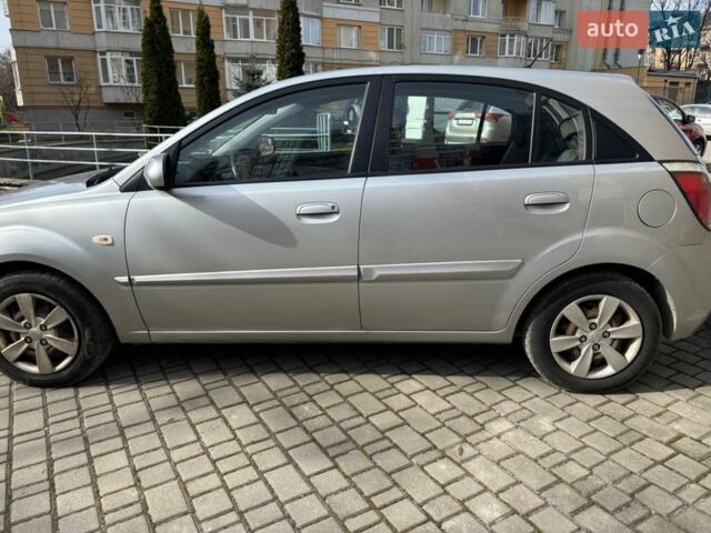 Сірий Кіа Ріо, об'ємом двигуна 1.4 л та пробігом 165 тис. км за 4600 $, фото 2 на Automoto.ua