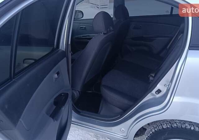 Серый Киа Рио, объемом двигателя 1.4 л и пробегом 240 тыс. км за 4500 $, фото 10 на Automoto.ua