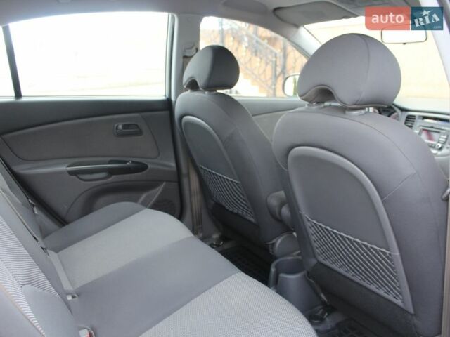 Сірий Кіа Ріо, об'ємом двигуна 1.4 л та пробігом 165 тис. км за 5590 $, фото 84 на Automoto.ua