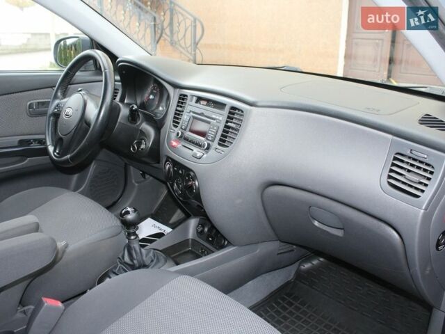 Сірий Кіа Ріо, об'ємом двигуна 1.4 л та пробігом 165 тис. км за 5590 $, фото 90 на Automoto.ua