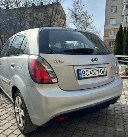 Сірий Кіа Ріо, об'ємом двигуна 1.4 л та пробігом 165 тис. км за 4600 $, фото 3 на Automoto.ua