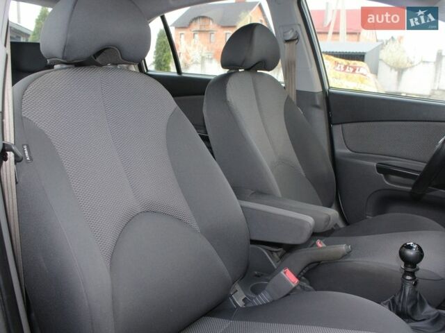 Сірий Кіа Ріо, об'ємом двигуна 1.4 л та пробігом 165 тис. км за 5590 $, фото 95 на Automoto.ua
