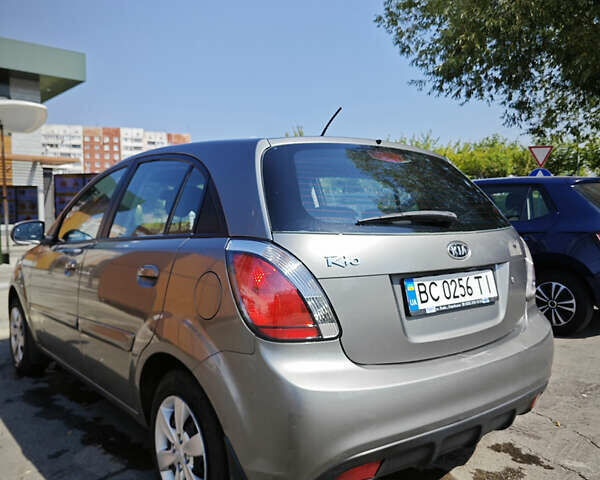 Сірий Кіа Ріо, об'ємом двигуна 1.4 л та пробігом 213 тис. км за 6000 $, фото 1 на Automoto.ua