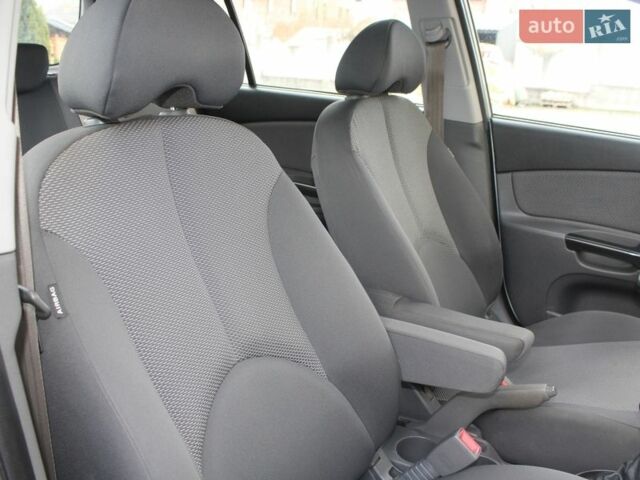 Сірий Кіа Ріо, об'ємом двигуна 1.4 л та пробігом 165 тис. км за 5590 $, фото 97 на Automoto.ua