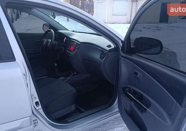 Серый Киа Рио, объемом двигателя 1.4 л и пробегом 240 тыс. км за 4500 $, фото 12 на Automoto.ua