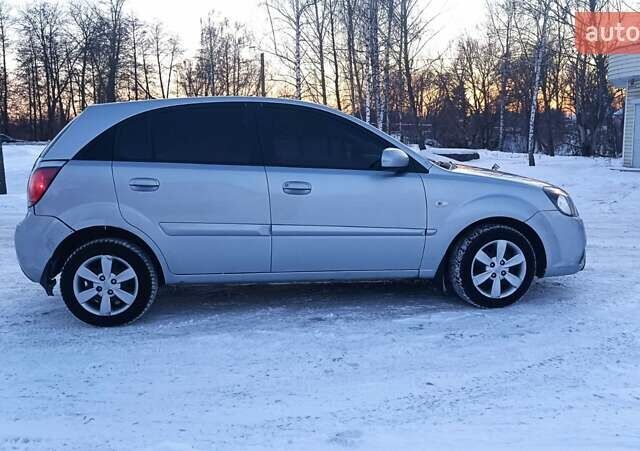 Серый Киа Рио, объемом двигателя 1.4 л и пробегом 240 тыс. км за 4500 $, фото 2 на Automoto.ua