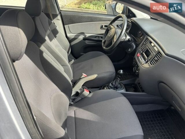 Сірий Кіа Ріо, об'ємом двигуна 1.4 л та пробігом 165 тис. км за 4600 $, фото 7 на Automoto.ua