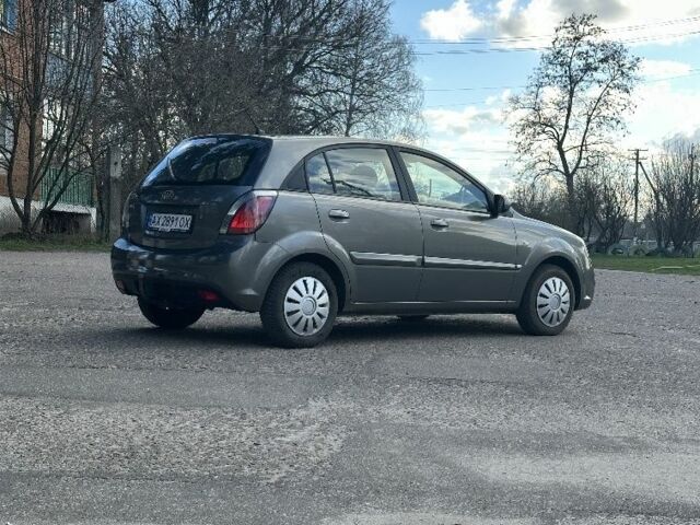 Сірий Кіа Ріо, об'ємом двигуна 1.4 л та пробігом 210 тис. км за 5200 $, фото 3 на Automoto.ua