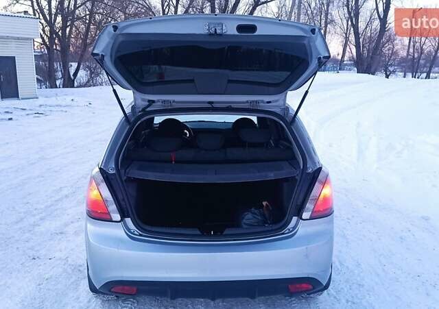 Серый Киа Рио, объемом двигателя 1.4 л и пробегом 240 тыс. км за 4500 $, фото 11 на Automoto.ua
