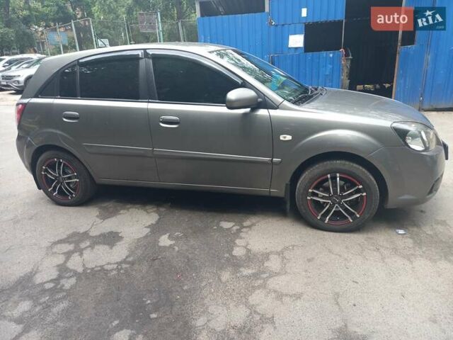 Сірий Кіа Ріо, об'ємом двигуна 1.4 л та пробігом 330 тис. км за 4700 $, фото 3 на Automoto.ua