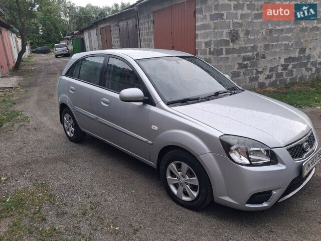 Серый Киа Рио, объемом двигателя 1.4 л и пробегом 130 тыс. км за 5000 $, фото 2 на Automoto.ua