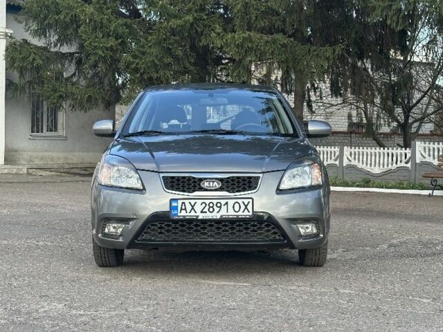 Сірий Кіа Ріо, об'ємом двигуна 1.4 л та пробігом 210 тис. км за 5200 $, фото 1 на Automoto.ua