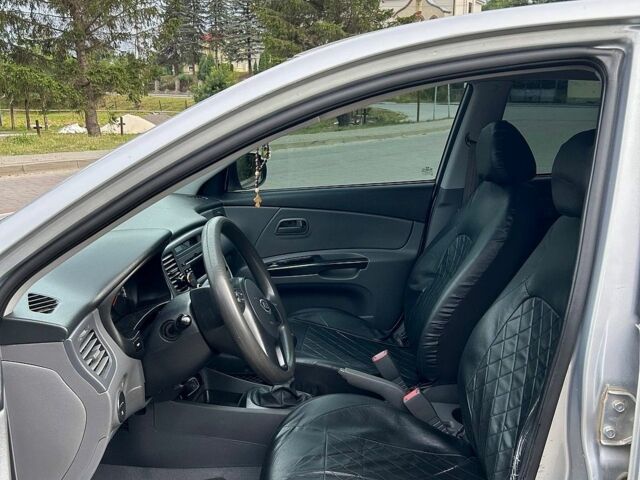 Серый Киа Рио, объемом двигателя 1.4 л и пробегом 156 тыс. км за 4000 $, фото 3 на Automoto.ua