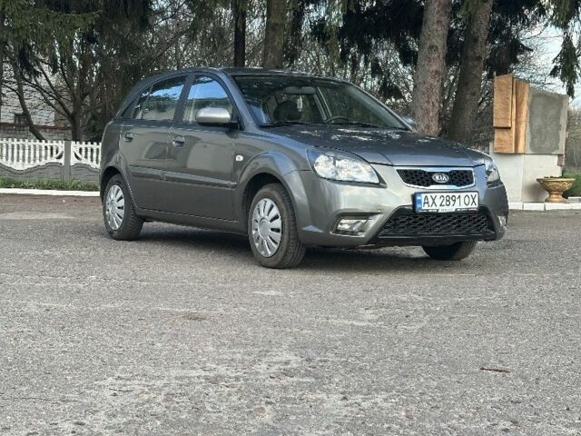 Сірий Кіа Ріо, об'ємом двигуна 1.4 л та пробігом 210 тис. км за 5200 $, фото 2 на Automoto.ua
