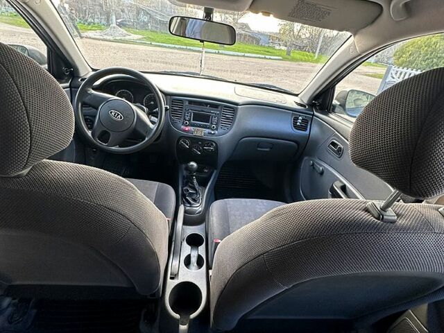 Сірий Кіа Ріо, об'ємом двигуна 1.4 л та пробігом 210 тис. км за 5200 $, фото 4 на Automoto.ua