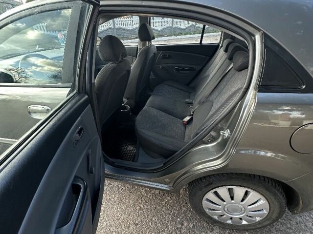 Сірий Кіа Ріо, об'ємом двигуна 1.4 л та пробігом 210 тис. км за 5200 $, фото 5 на Automoto.ua