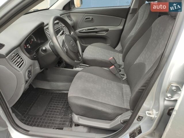 Сірий Кіа Ріо, об'ємом двигуна 1.4 л та пробігом 182 тис. км за 5850 $, фото 5 на Automoto.ua