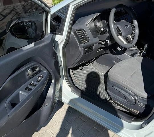Серый Киа Рио, объемом двигателя 1.12 л и пробегом 220 тыс. км за 5700 $, фото 7 на Automoto.ua